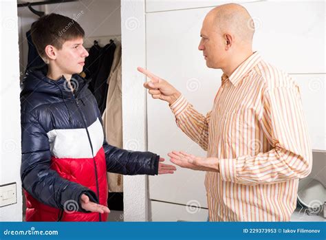 El Padre Habla Con Su Hijo En La Puerta Imagen De Archivo Imagen De