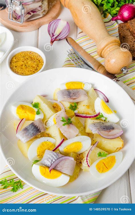 Ensalada De Patata Con Los Pescados Salados Los Huevos Hervidos Las