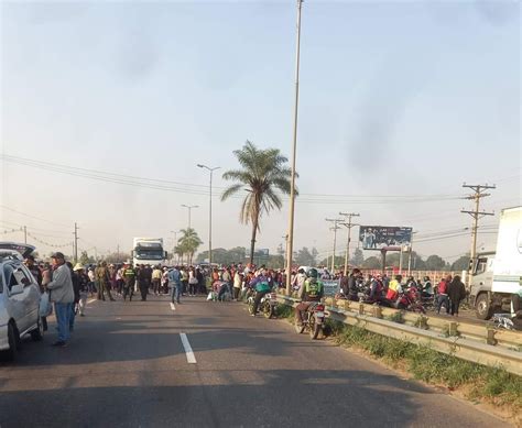 Vecinos De Warnes Bloquean La Ruta Al Norte Cruce O Money Bolivia