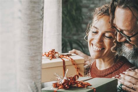 Atividade De Lazer De Conceito De Presentes De Amor E Natal Jovem