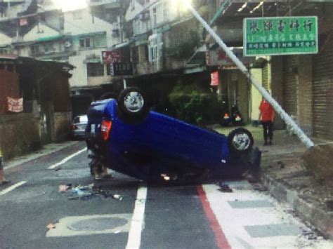 疑疲勞駕駛 女駕車翻覆撞電桿 社會 自由時報電子報