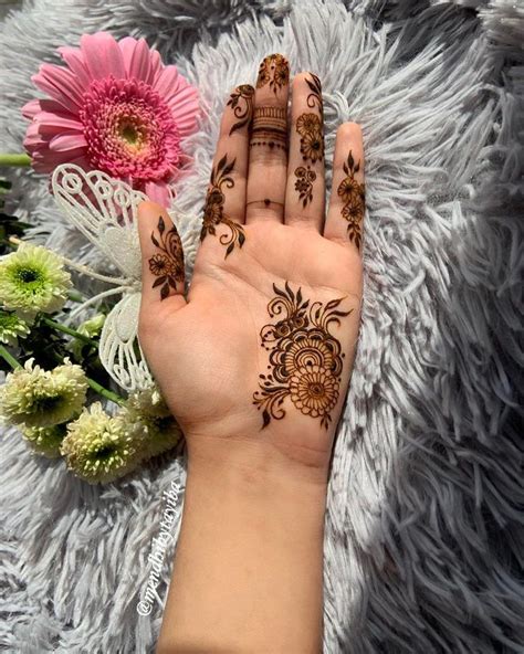 Stunning Mehendi Designs For The Sister Of The Bride And Bridesmaids