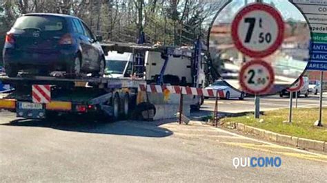 Disagi alla viabilità di Como Un altro camion sfonda le barriere