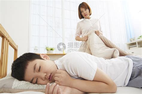 早晨妈妈叫睡懒觉的孩子起床高清图片下载 正版图片502112839 摄图网