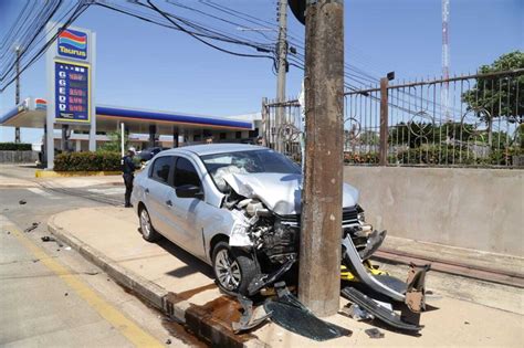 Carro Vai Parar Em Poste Após Colidir Com Outro Veículo Em Avenida