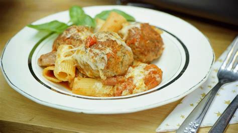 Balletjes Gevuld Met Taleggio Kaas Spinazie Tomatensaus En Pasta