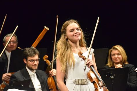 Laura Marzadori Il Primo Violino Dellorchestra Della Scala Di Milano