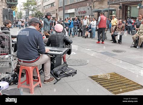 Los Músicos Callejeros Entretienen En Una Acera En El Distrito Centro