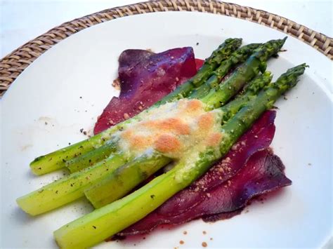 Asperges vertes et viande des grisons gratinées au parmesan Recette