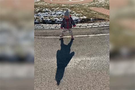 Little Girl Is Adorably Afraid Of Her Own Shadow Video New York Post