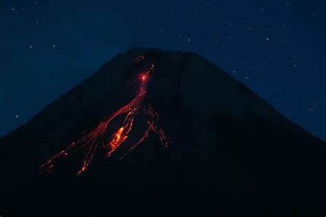 FOTO Gunung Merapi Muntahkan Lava Pijar Indozone News