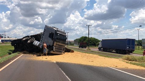 Carreta Bitrem Tomba E Espalha A Carga De Soja Na Br 277 Cgn O