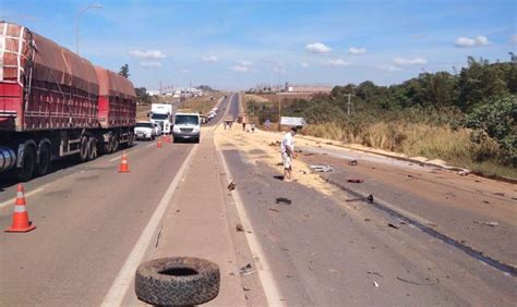 MidiaNews Colisão entre caminhonete e carretas deixa duas pessoas feridas