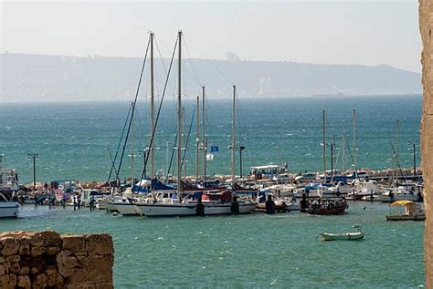 Fond Par Une Journée Torride Les Navires Restent Ancrés Dans La Jetée