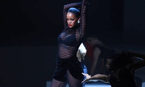 Rihanna Faz Desfile De Lingerie Badalado E Desbanca Show Da Victoria S