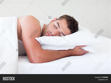 Imagen Y Foto Hombre Durmiendo En Prueba Gratis Bigstock