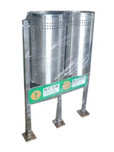 Silver Stainless Steel Pole Mounted Swing Dustbin For Outdoor