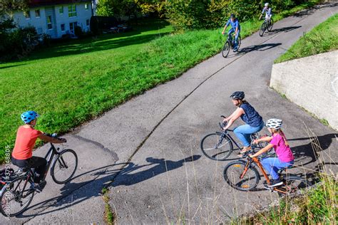 Foto de Unübersichtliche Kreuzung zweier Radwege do Stock Adobe Stock