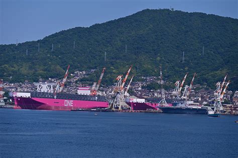 画像ギャラリー なんというデカさ日本で竣工「世界最大級のコンテナ船」 デカすぎて日本に帰ってこれません 乗りものニュース