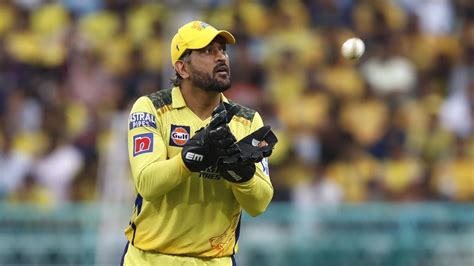 Csk Vs Mi Ms Dhoni Catches Up With Suresh Raina After Ipl El Clasico