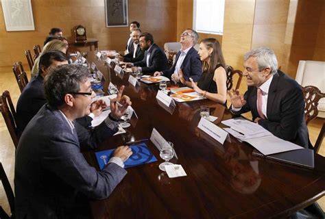 PP y C s vuelven a la mesa de negociación sin cambios en el no de PSOE