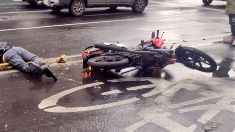 IMÁGENES FUERTES Camión arrolló a motociclista y le aplasta la cabeza