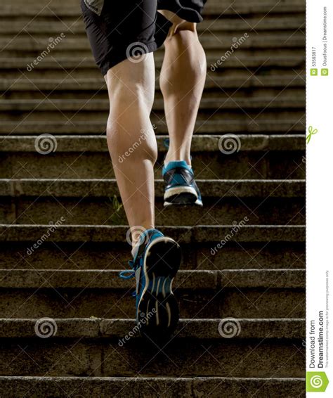 El Hombre Del Atleta Con La Pierna Fuerte Muscles La Escalera Urbana De