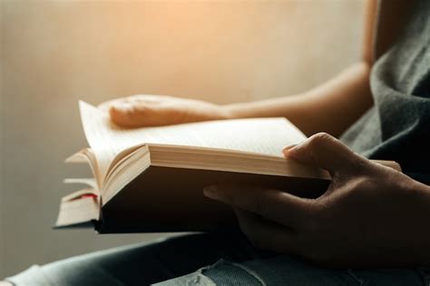 Hombre Sentado Y Leyendo La Santa Biblia Foto Premium