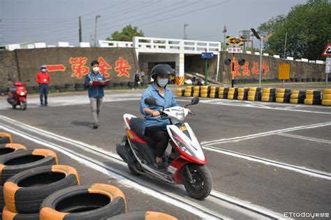 考前還在壓線！機車「直線7秒」他練到快哭 網供妙招鬧翻 Ettoday車雲 Ettoday新聞雲