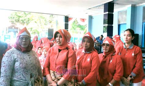 Keseruan Dharma Wanita Persatuan Perumda Tirta Mulia Meriahkan Hut