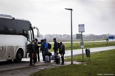 Bussen Met Asielzoekers Vertrokken Van Ter Apel Naar Biddinghuizen