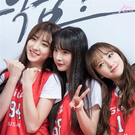 Wjsn Seola 설아 Kim Hyunjung 김현정 And Eunseo 은서 Son Juyeon 손주연 And Chéng Xiāo 성소 程瀟 At