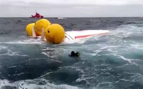 La Barca A Vela Si Rovescia Lo Skipper Laurent Camprubi Sopravvive Per