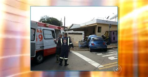 G1 Motorista perde controle da direção e bate carro contra muro em