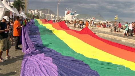 Parada Gay Re Ne Multid O Na Praia De Copacabana Rio De Janeiro G