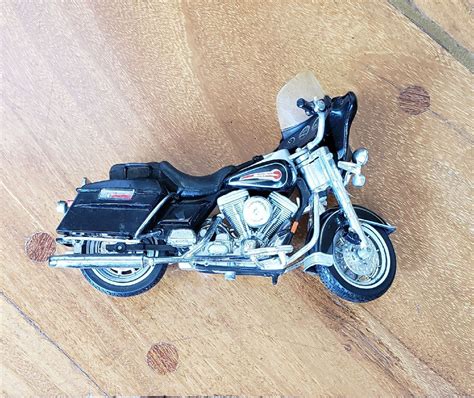 Moto Miniatura Harley Davidson Preta Da Maisto Para Colecionador