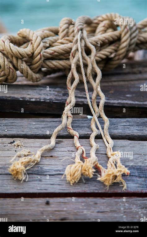 Cuerda atada al nudo del bote fotografías e imágenes de alta resolución