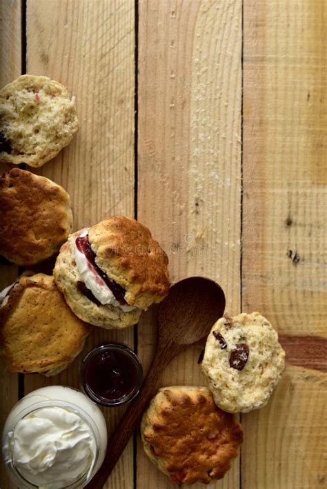 Scones Caseros Con Crema Y Mermelada Foto De Archivo Imagen De Queso