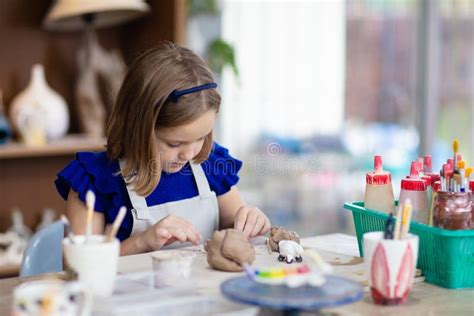 Ni O Al Volante De La Alfarer A Clase De Arte Y Artesan A Infantil