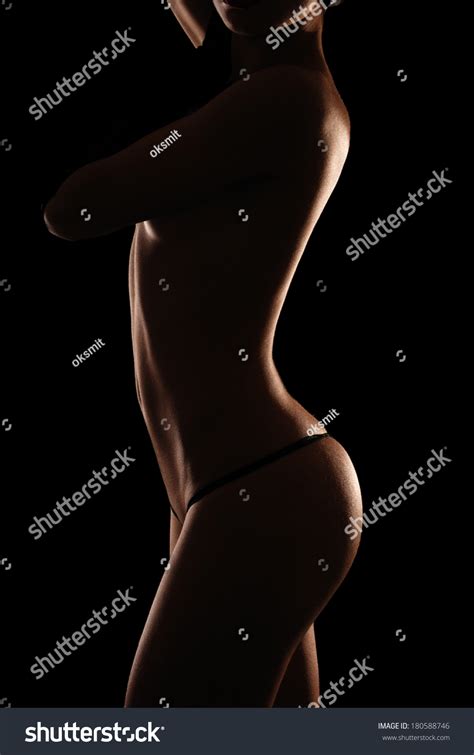 Nackte Frau steht seitwärts Ihr sexy Stockfoto Jetzt bearbeiten