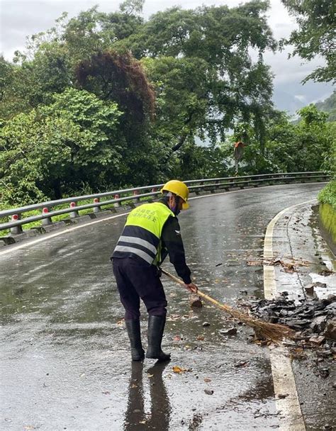 南橫公路梅山口至向陽路段落石多圖 中央通訊社 Line Today