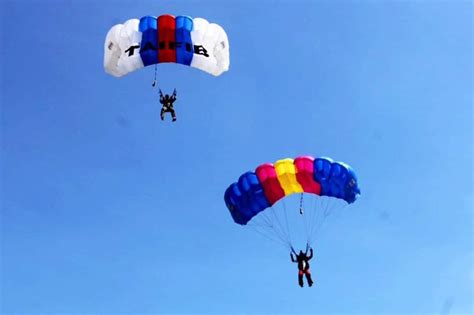 prajurit yontaifib  marinir laksanakan penerjunan  langit