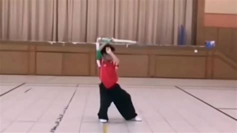 Jeune Gar On D Montrant L P E Du Taiji Quan Tiandi