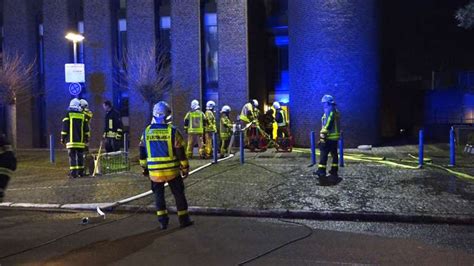 Stadthalle in Castrop Rauxel in Flammen Feuerwehr kämpft Stunden