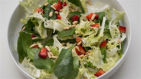 Receta de Ensalada verde con fresas y piñones Karlos Arguiñano