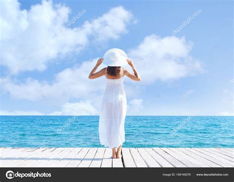 Vue Arrière Dune Jeune Femme Debout Sur Une Jetée Mer Image Libre De Droit Par Shmeljov