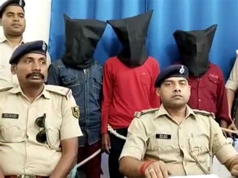 Police Arrested 3 Accused Jewelry Was Stolen Along With 9 Lakh Cash