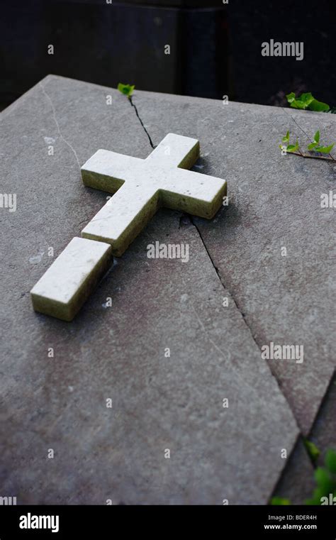 Broken Tombstone Cross Hi Res Stock Photography And Images Alamy