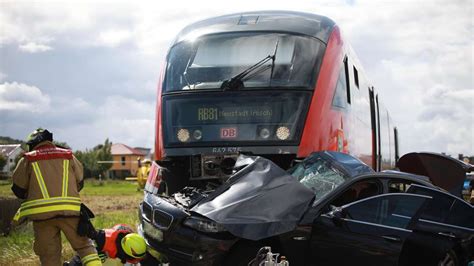 Burgbernheim Horror Crash an Bahnübergang Zug rammt BMW Fahrer