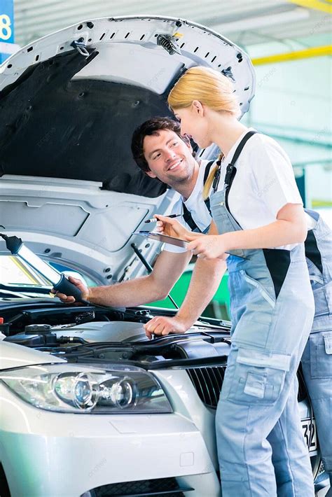 在汽車車間工作的機械團隊女性男性汽車 照片背景圖桌布圖片免費下載 Pngtree